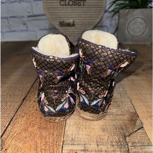 LLANI x ANTHROPOLOGIE suede Embroidered Slippers - Picture 10 of 13